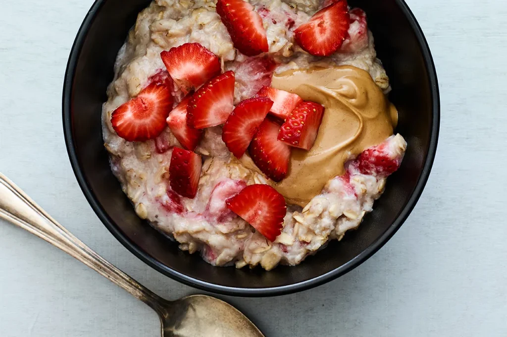 Oatmeal with Egg Whites and Berries